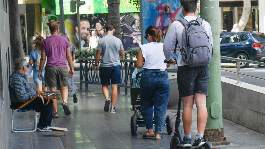 «Sorry, sorry, y huyó con su patinete»: Los peatones tratan de preservar su espacio