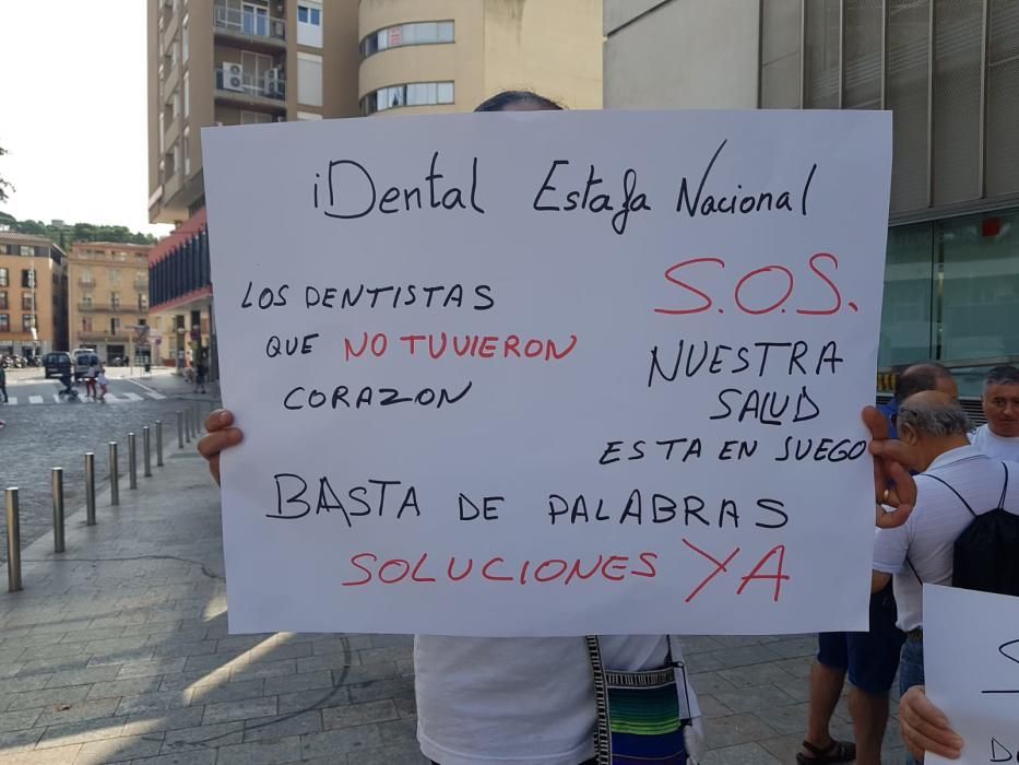 Protesta dels pacients d'iDental davant la Generalitat a Girona