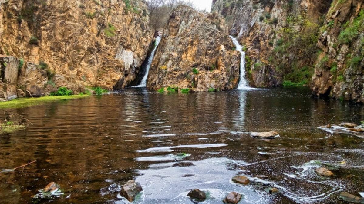 Descubre la impresionante cascada que está a tan solo una hora de Pozuelo de Alarcón: el plan perfecto para no pasar calor
