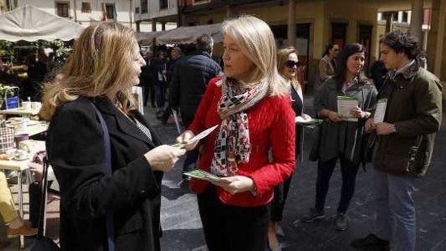 Coto, a la derecha, durante el reparto de propaganda electoral.