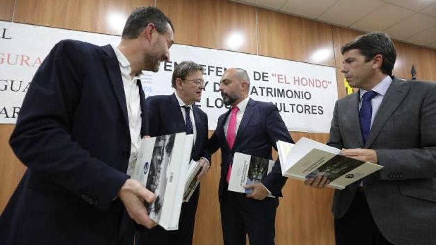 El presidente de Riegos de Levante, Javier Berenguer, entrega un ejemplar del libro a los representantes políticos.