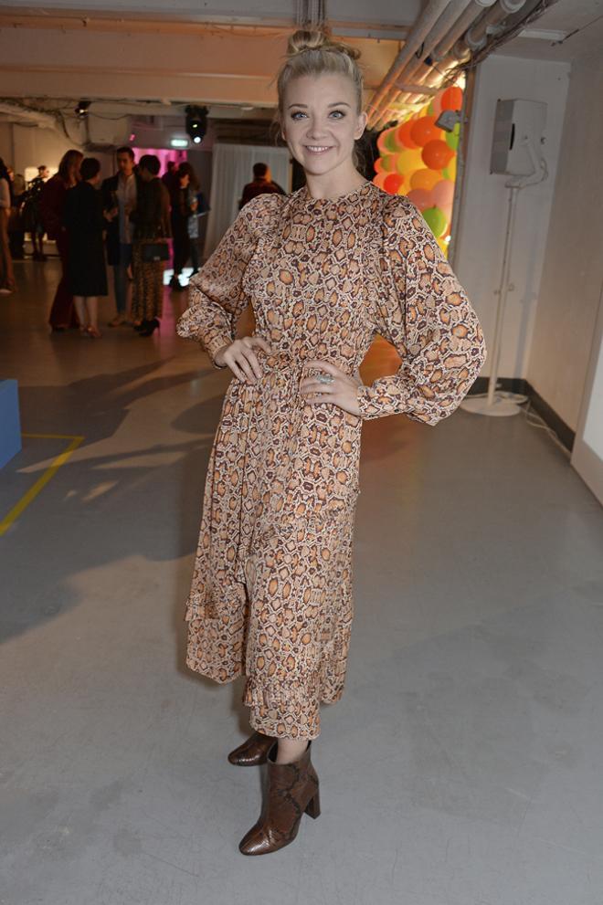 Natalie Dormer con vestido y botines 'animal print'