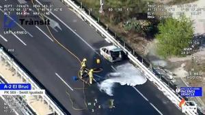 Imagen del coche incendiado en la A2