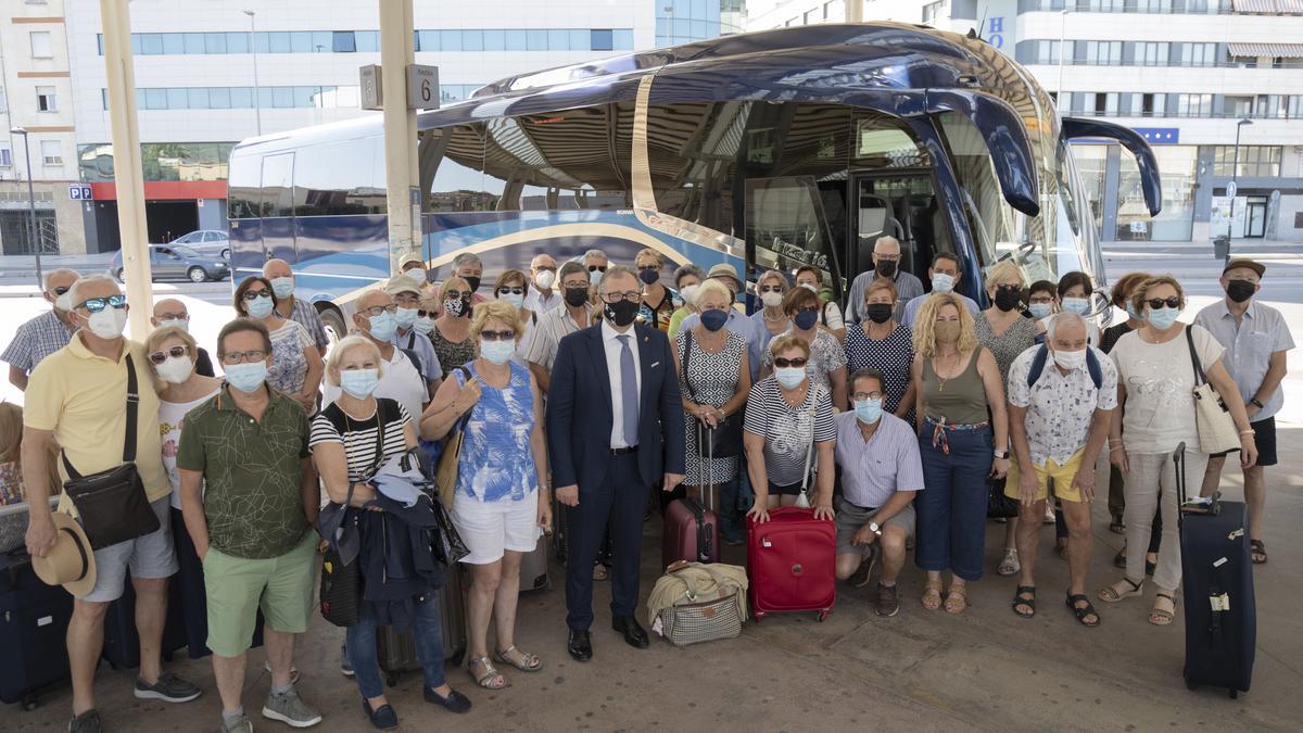 El presidente de la Diputación y la diputada de Turismo junto a un grupo de jubilados participantes en Castellón Sénior.