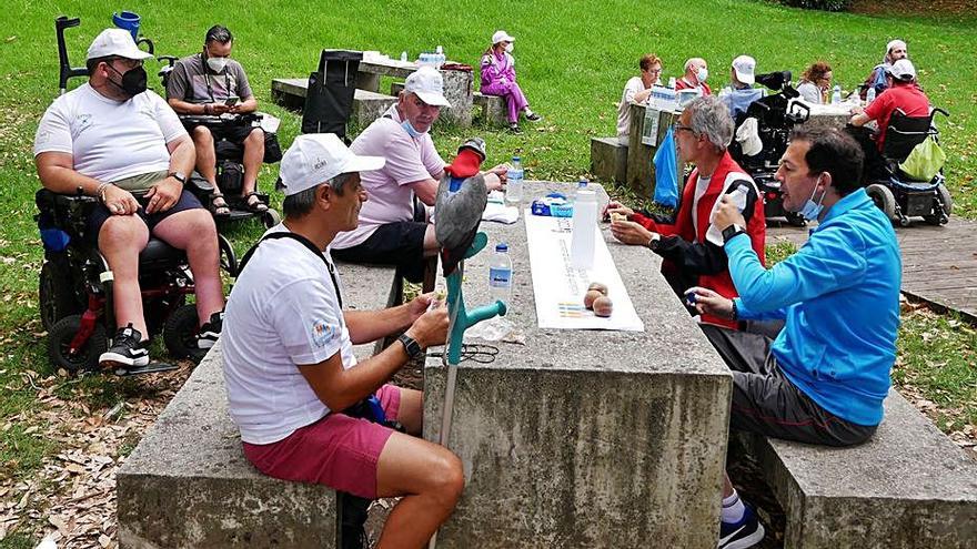 El grupo disfrutando de la comida en varias mesas.   | // FDV