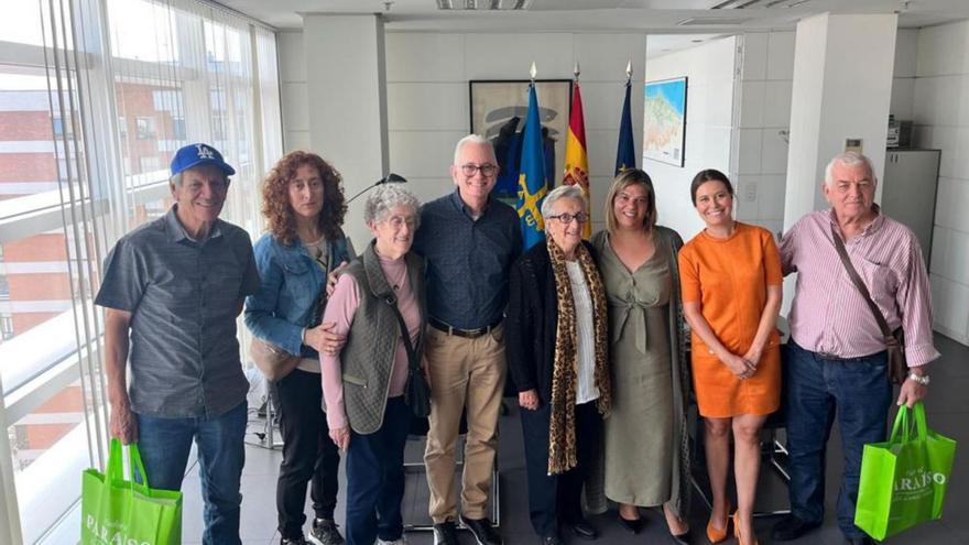 De izquierda a derecha, los participantes en el programa «Añoranza» 2023 Francisco Sieiro Fernández; Daniela y su madre, Anita Fernández; José Manuel con su madre, Libertad Pérez; la vicepresidenta, Gimena Llamedo; la directora general de Emigración y Retorno, Olaya Gómez, y Amado López, participante en el programa. | |  PRINCIPADO DE ASTURIAS