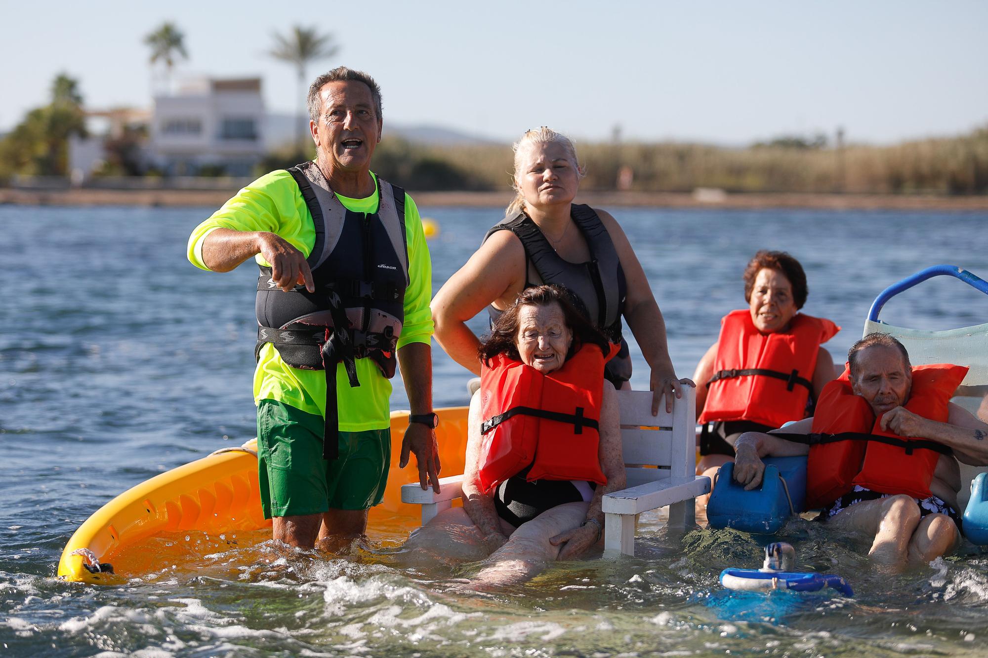 Los mayores de Ibiza disfrutan con los pies en el agua