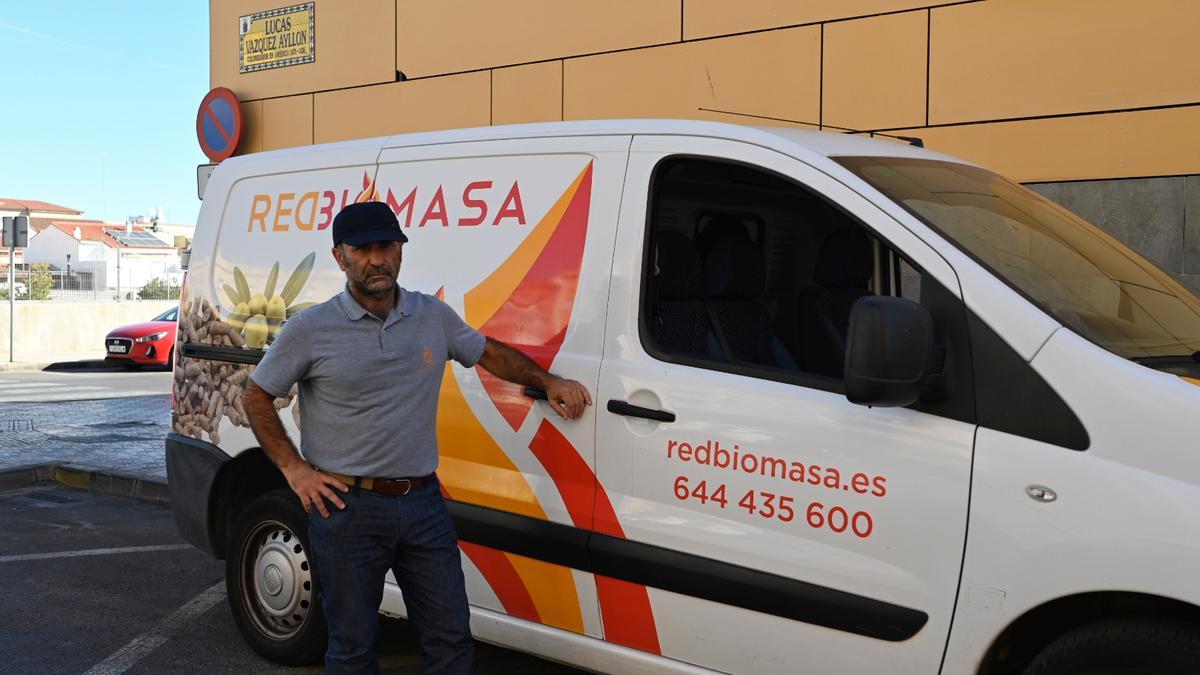 Rosendo García, con la furgoneta de reparto de Red Biomasa.