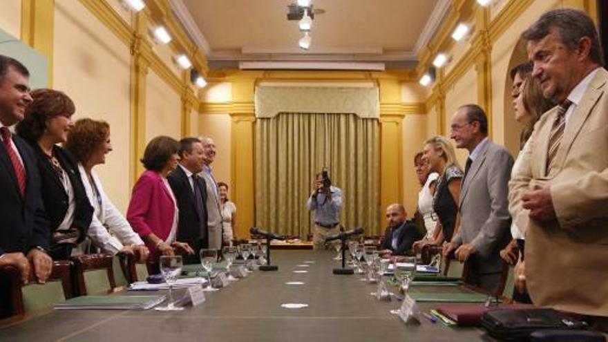 El alcalde, Francisco de la Torre, y la delegada Remedios Martel, acompañados de varios ediles y delegados provinciales, se reunieron ayer en la sede de la Junta.