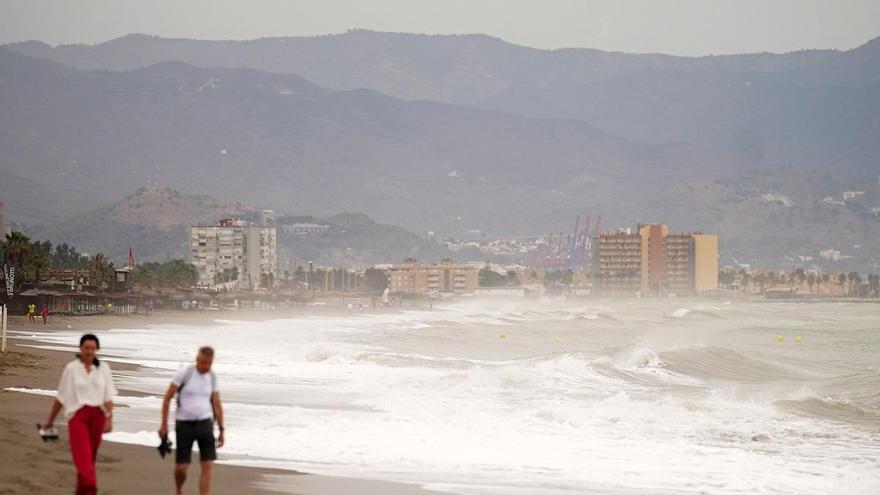 Torremolinos prohíbe el baño en la playa de Los Álamos por prevención tras la última analítica de sus aguas