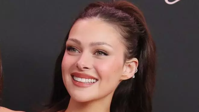 En la guerra de Victoria Beckham y Nicola Peltz, yo soy del bando de la piel perfecta de la actriz: "No me expongo al sol"