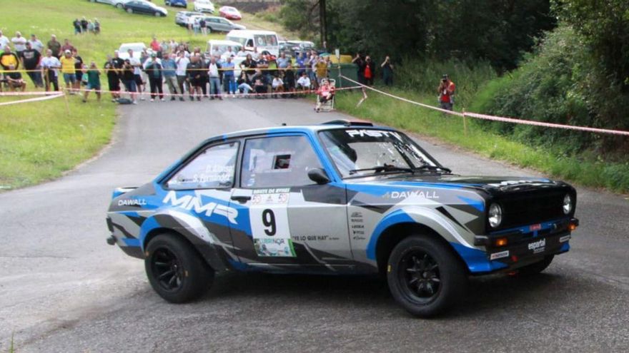 Daniel Alonso, ayer, en uno de los tramos del Rally de Avilés de Históricos, a bordo de su Ford Escort RS MK II.