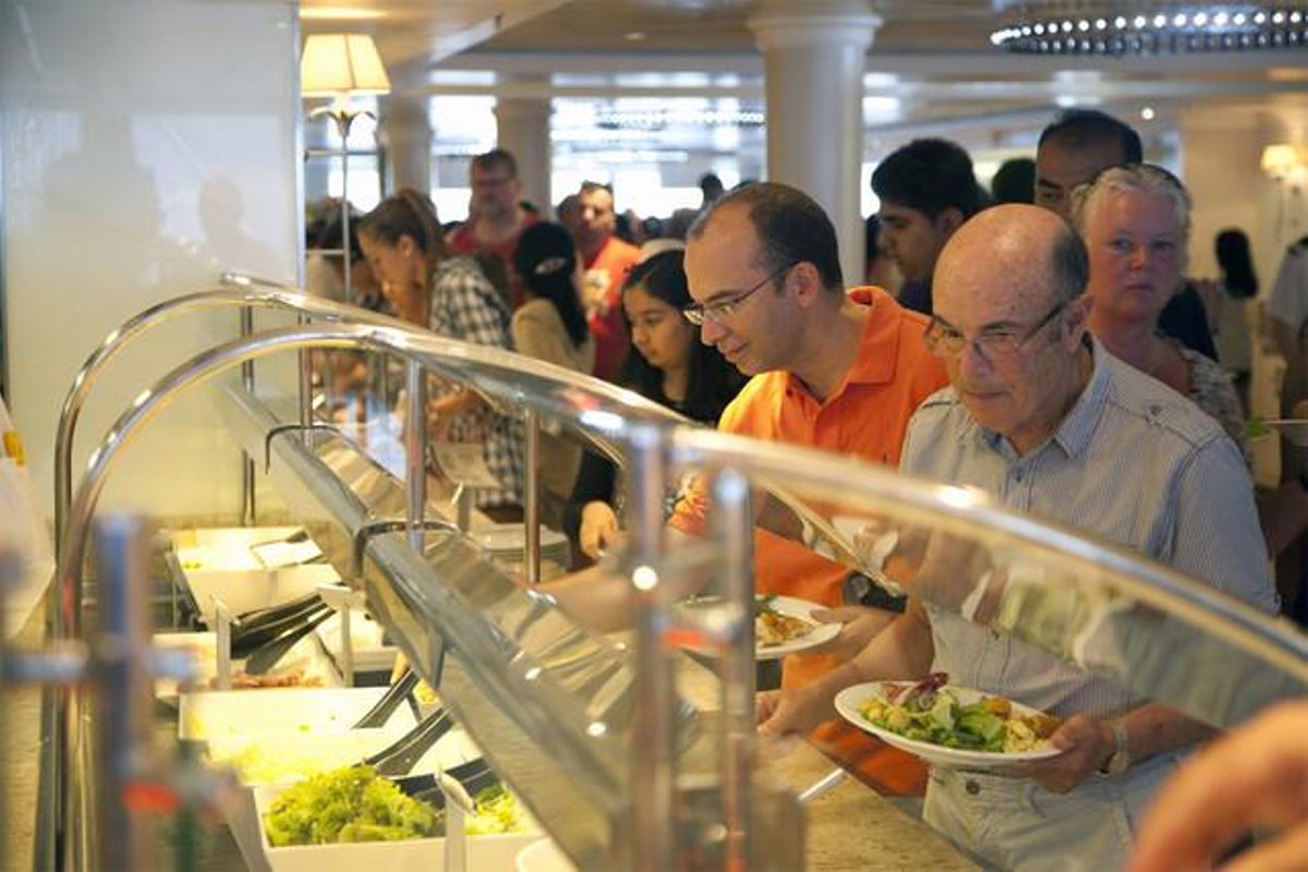 Els viatgers mengen al Garden Cafè, el bufet del pont 15, amb desenes de propostes.