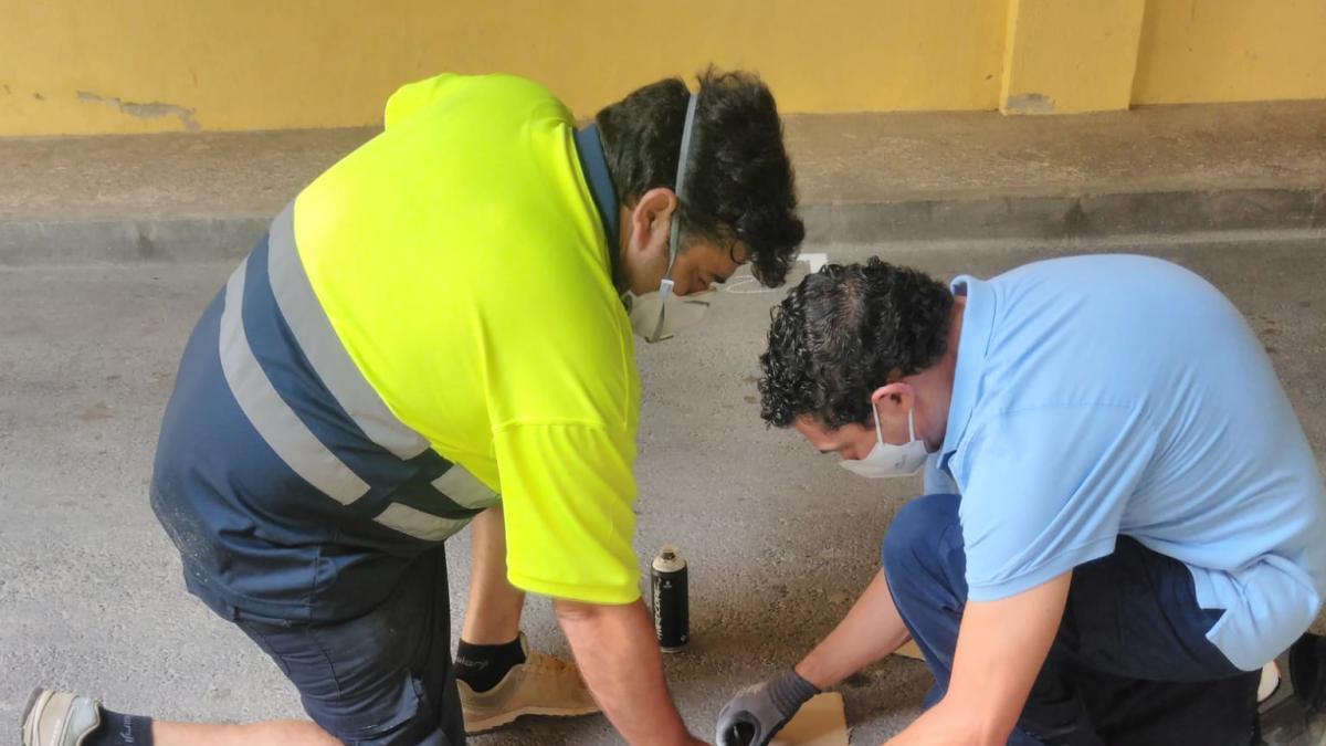 El Campello señaliza los puestos para la apertura del mercadillo mañana