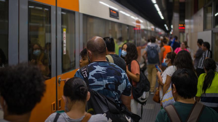 Viajeros suben a un tren en uno de los andenes de la estación de Sants.