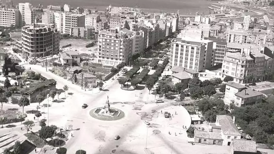 Las vidas de la Plaza de España, la puerta de bienvenida a Vigo