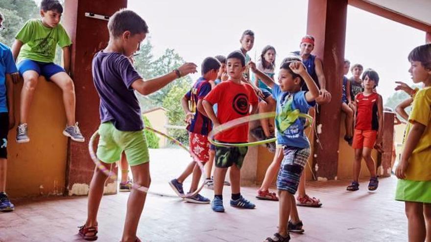 Els infants juguen al campament promogut per CaixaProinfància.