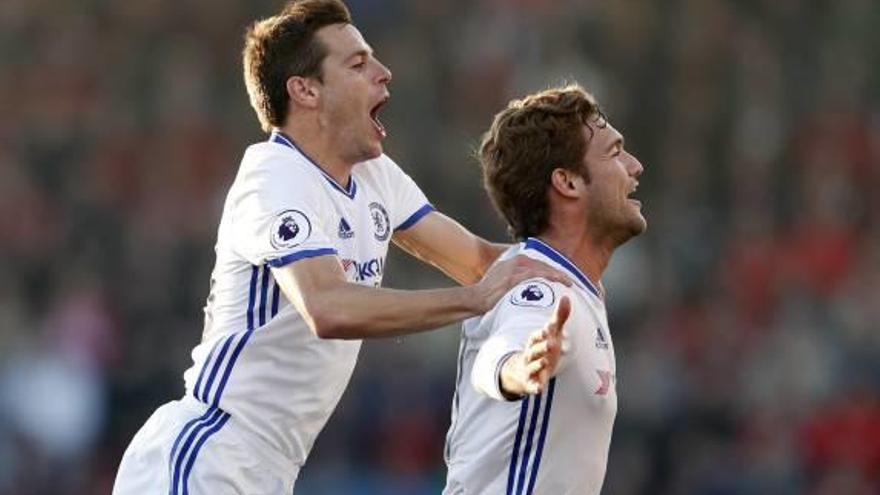 Marcos Alonso celebra un gol del Chelsea.