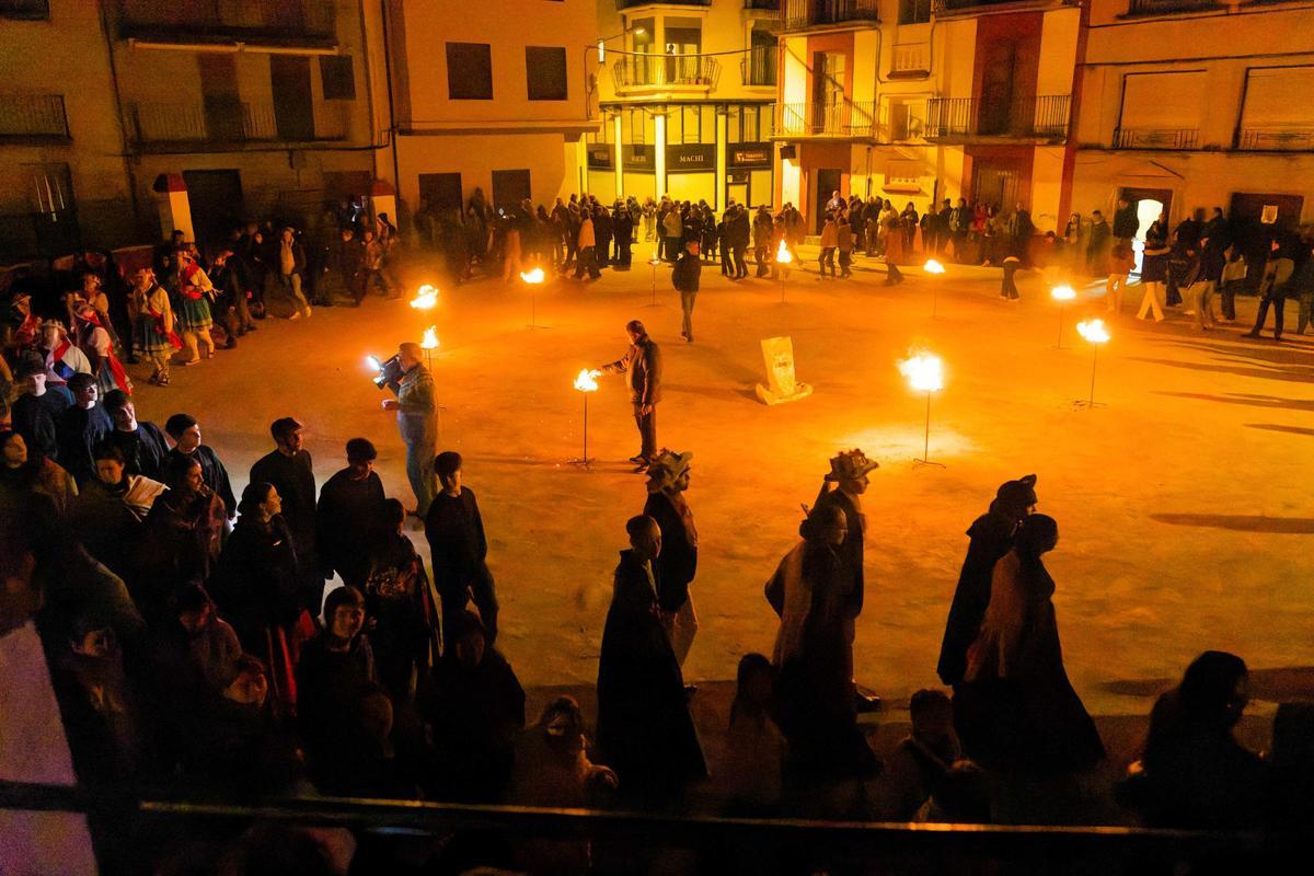 Encesa de la tea i ball pla.