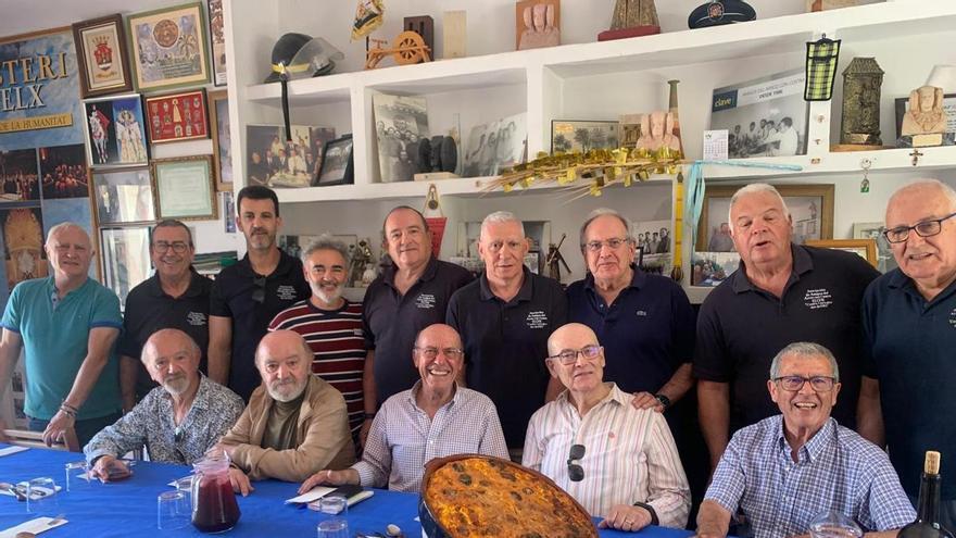 Arroz con Costra de Elche reciben en su tertulia a antiguos alumnos del Instituto Laboral de Elche