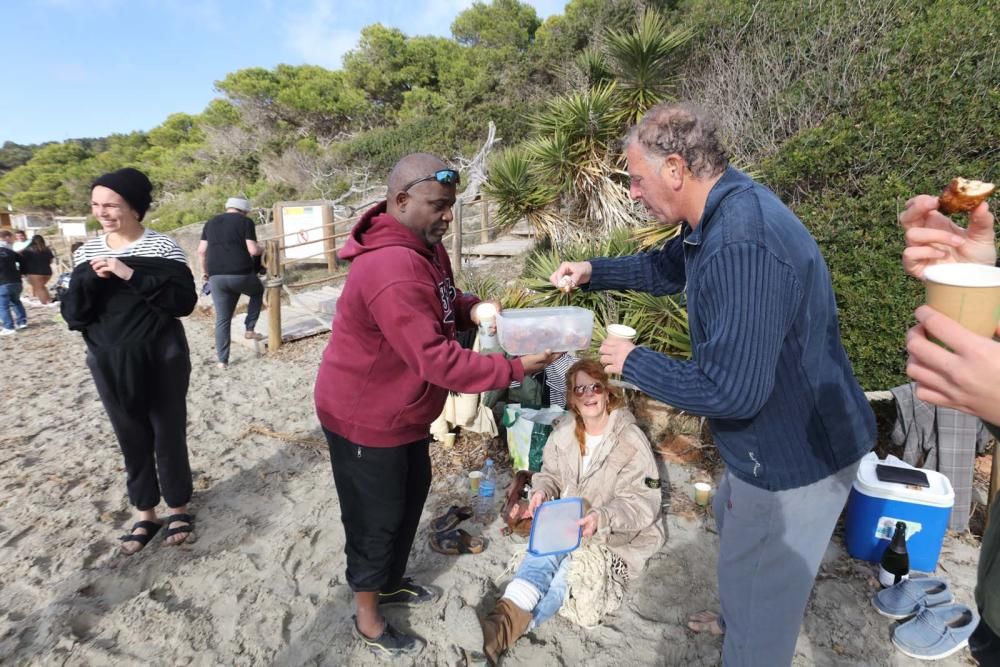 Primer baño del año en ses Salines.