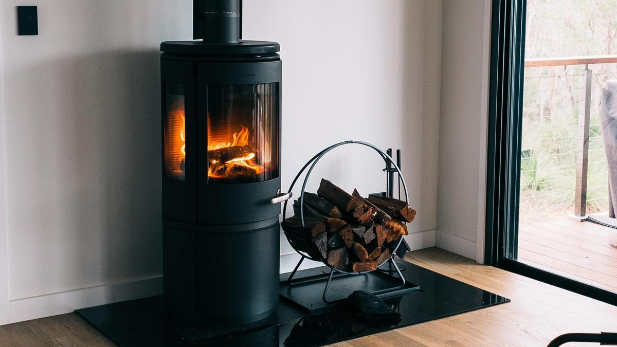 El encarecimiento del gas y la electricidad ha dado alas a las estufas de leña esta invierno