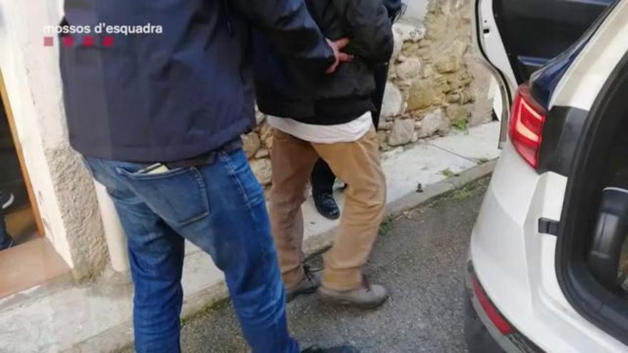 Vídeo | Operatiu policial per detenir el líder d'una secta que abusava sexualment dels membres que captava