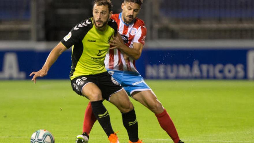 Filip Malbasic marcó dos de los cuatro goles con los que el Tenerife conquistó ayer el estadio Anxo Carro.