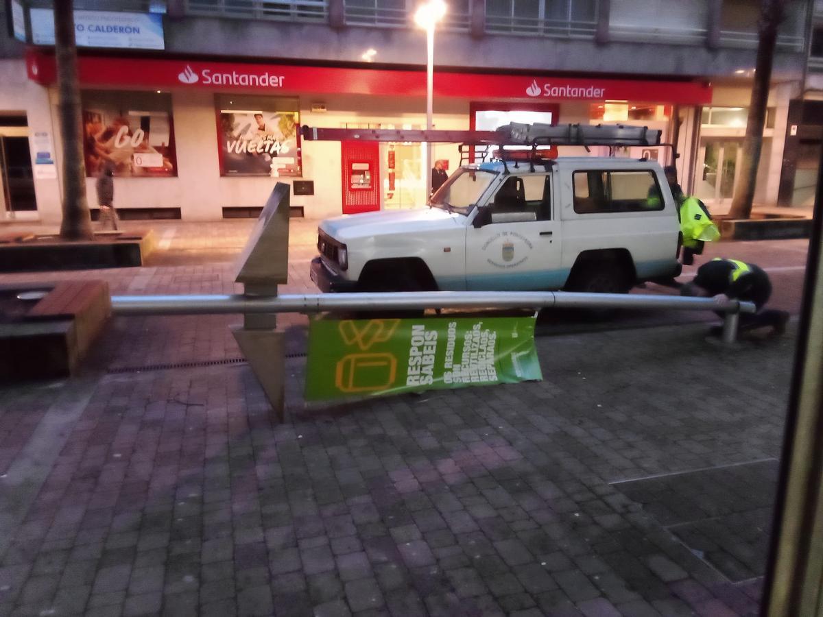 Una farola derribada en Gutiérrez Mellado