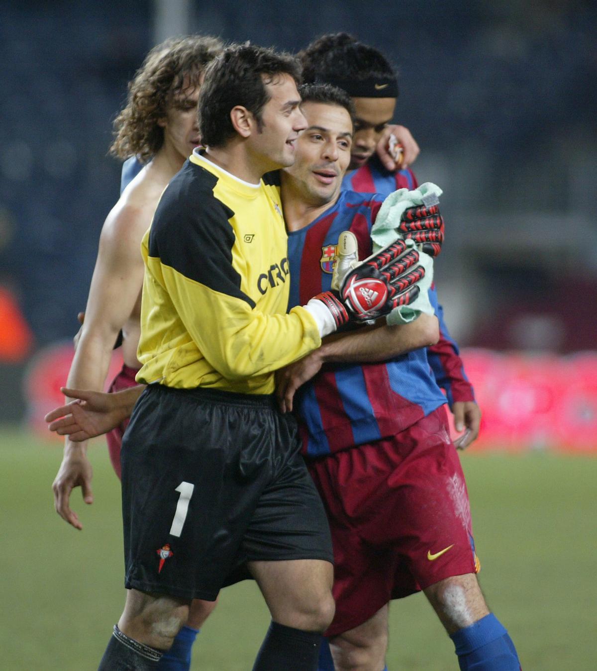 Esteban, junto a Giuly, tras un partido con el Celta en el Camp Nou
