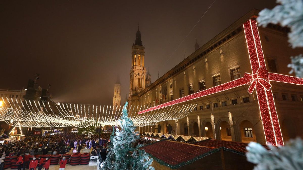 La plaza del Pilar de Zaragoza durante el encendido de luces de Navidad.