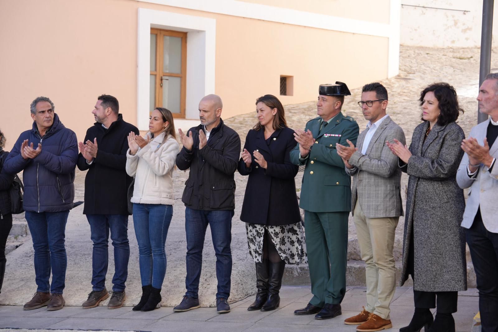 Las imágenes del minuto de silencio en Ibiza y Formentera por los guardias civiles fallecidos