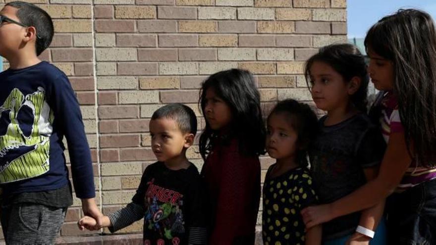 Menors immigrants, esperant per ser conduïts amb les seves famílies a Texas.