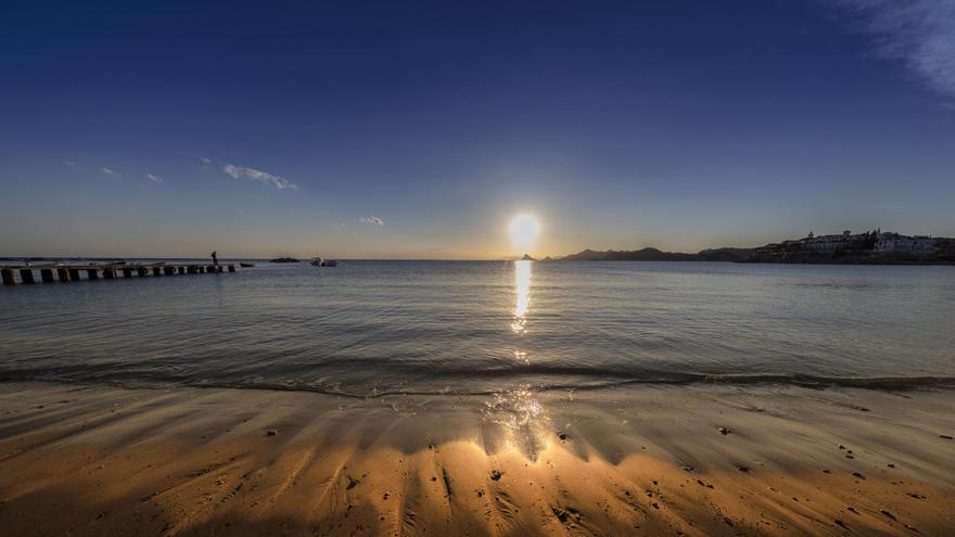 La localidad de Murcia que recuerda a 'Verano Azul': 35 playas y calas para disfrutar del Mediterráneo