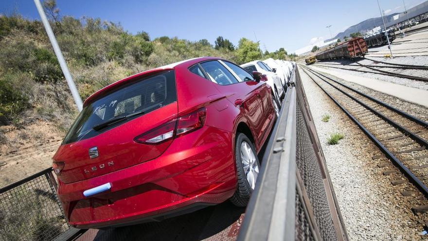 Un tren d&#039;Autometro a punt de fer un transport