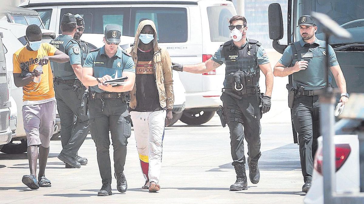 Imagen de archivo en la que la Guardia Civil traslada a varios migrantes llegados a Baleares.