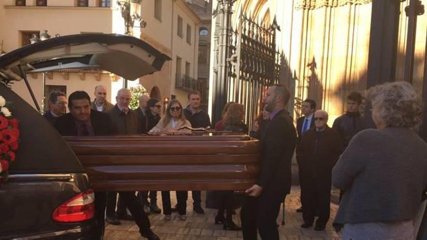 Familiares del pintor en la entrada del féretro a la concatedral de Santa María.