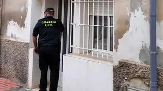 La Guardia Civil salva la vida a un anciano enfermo y atrapado en su casa de Cabezo de Torres