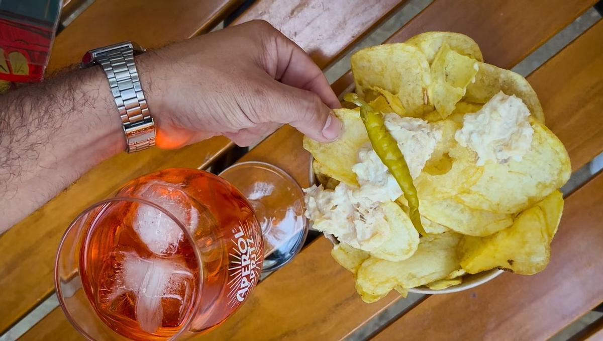 La Quintería - Patatas con ensaladilla rusa y piparras.