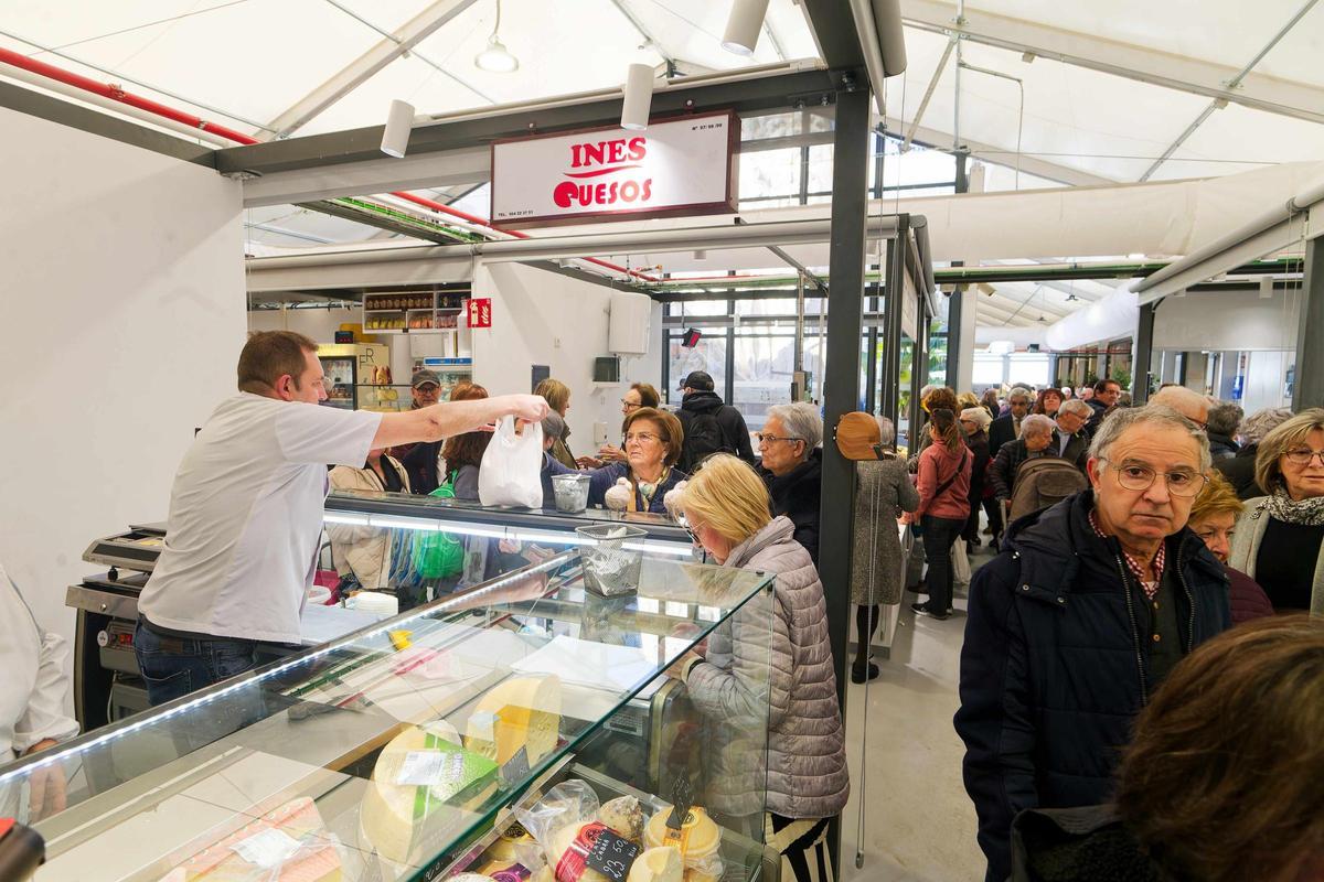 El mercado provisional, luminoso y con 42 paradas, aprueba 'con nota'