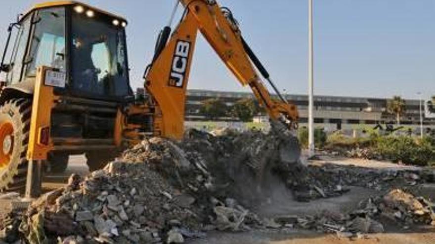 Imagen de la retirada de escombro con el IES 4 al fondo/Foto de Joaquín Carrión