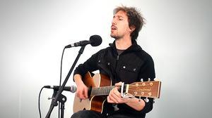 Èric Vinaixa interpreta ’Imants’, en acústic.