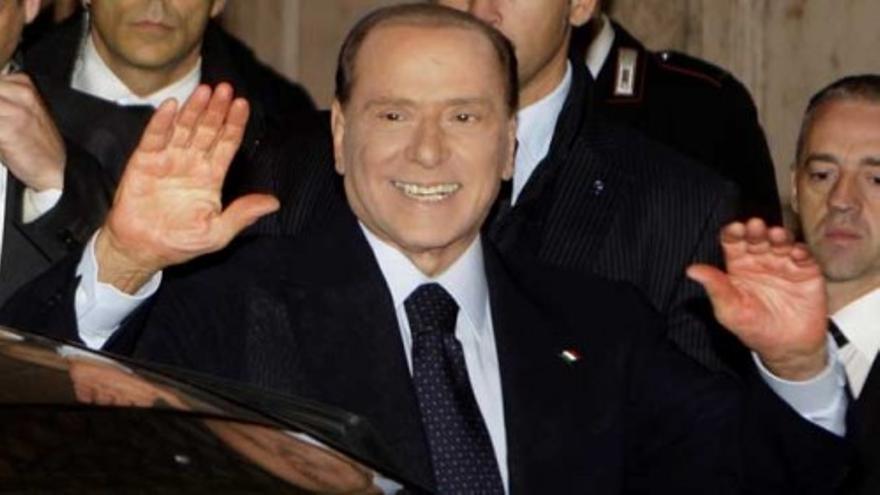 Berlusconi asegura que seguirá en política