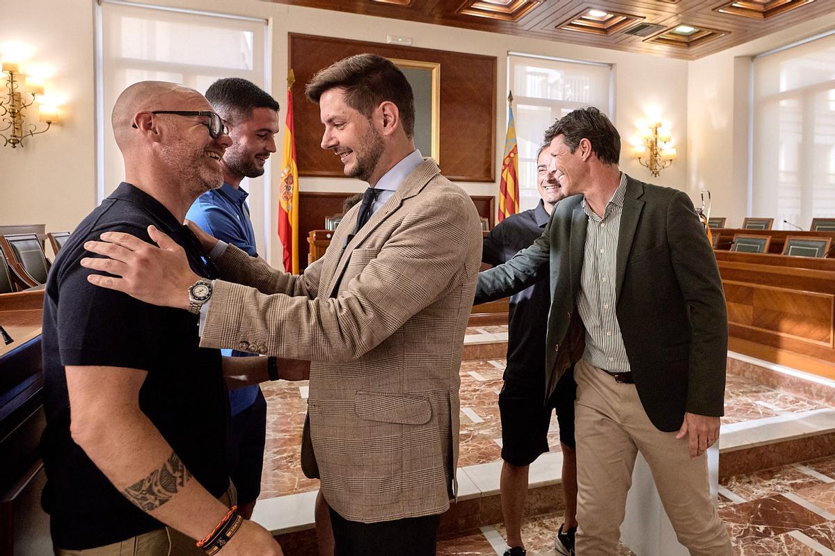 El alcalde y el concejal de Deportes saludan al presidente, entrenador y capitán del CF Gandia
