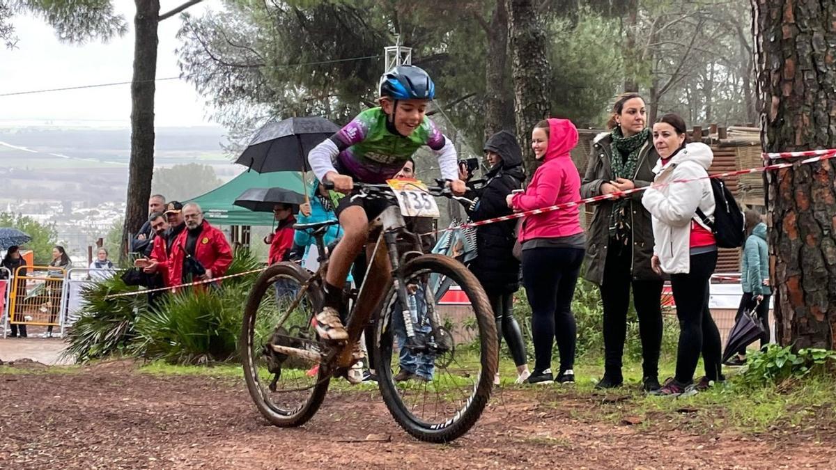 Un joven ciclista, durante una prueba de bicicleta de montaña.