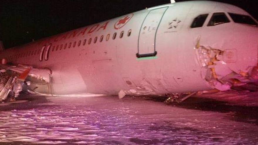 Un avión de Air Canada se sale de la pista al aterrizar y deja 23 heridos leves