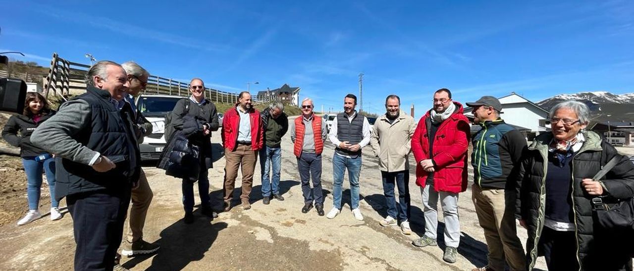 Adrián Barbón y Carlos Paniceres, con concesionarios, responsables de los clubes de esquiadores y representantes del PSOE de Lena. | C. M. B.