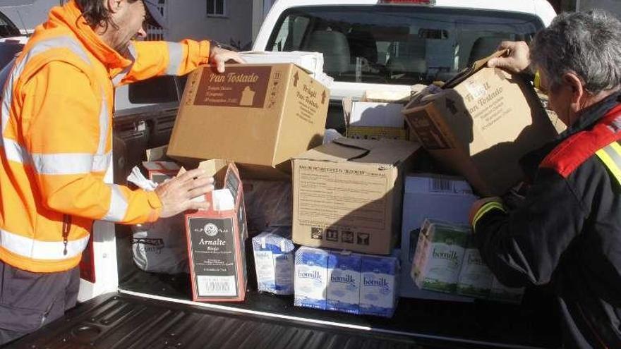 Miembros del colectivo, ayer, cargando los alimentos. // Santos Álvarez