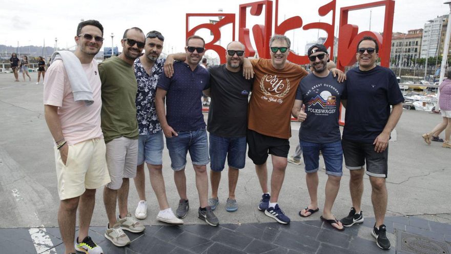 Por la izquierda, Iván Bertolone, Santiago Pérez, Eduardo de Castro, José Carlos Lago, Andrés Fernández, Juan Carlos Jiménez e Iván Gil, ante las "Letronas". | JUAN PLAZA