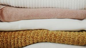 Barcelona recupera 45 tones de roba amb el nou servei de recollida domiciliària de tèxtil